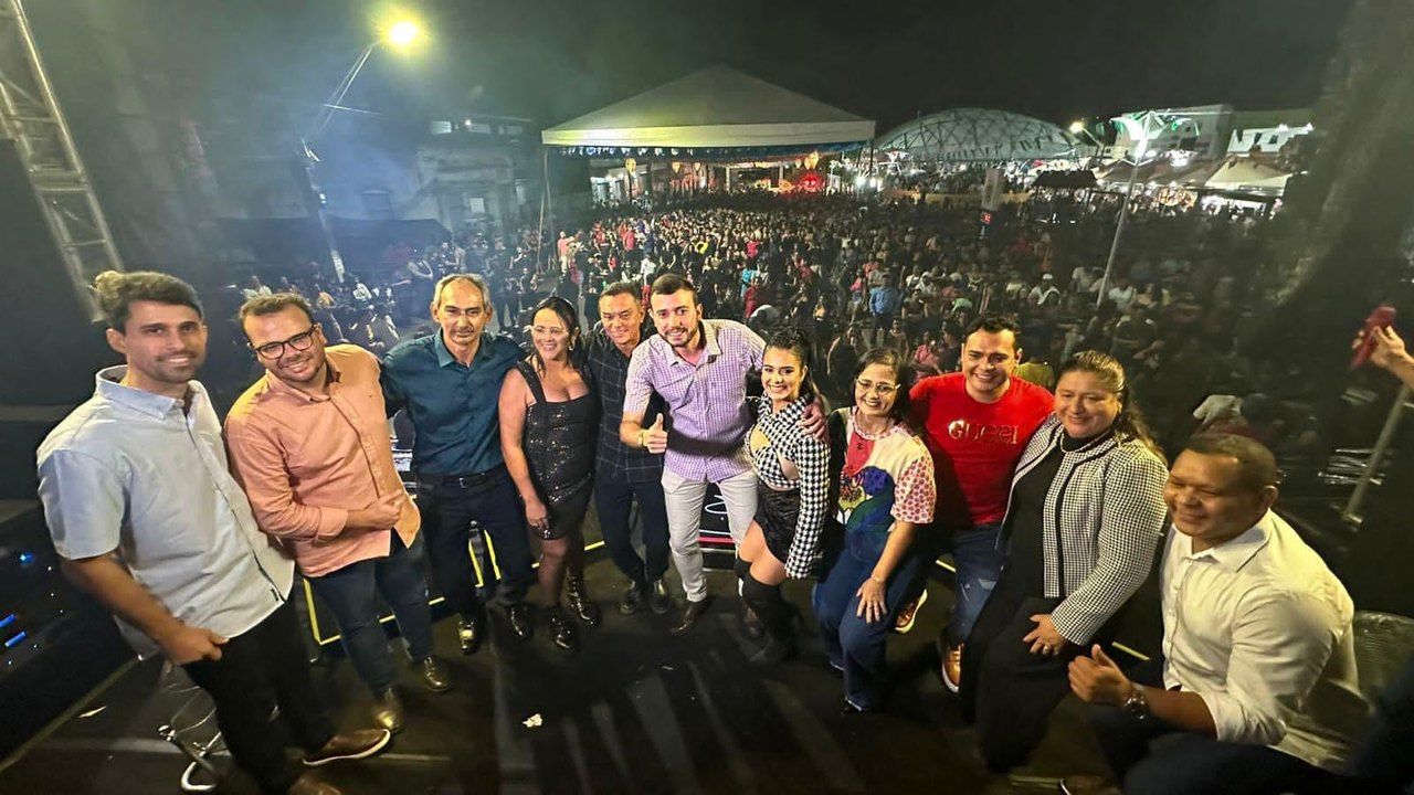 Multidão lota centro da cidade no encerramento dos festejos