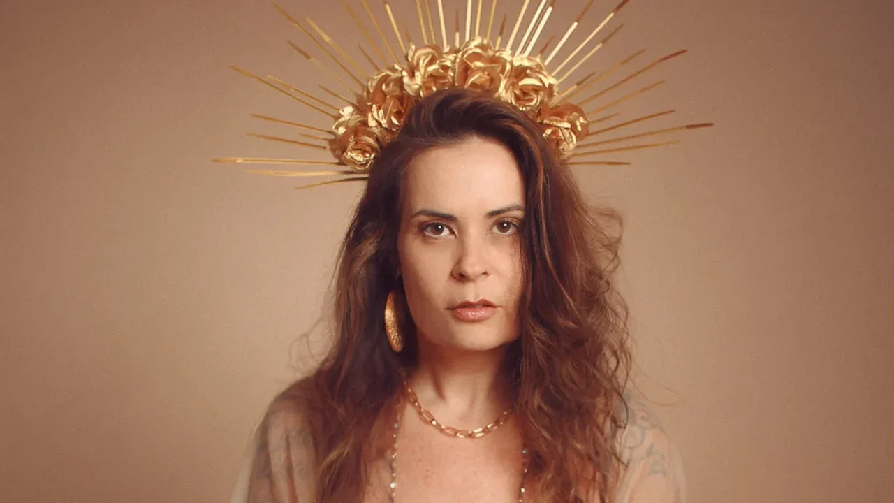 Isadora Canto transforma palpites não solicitados sobre a maternidade em canção-manifesto