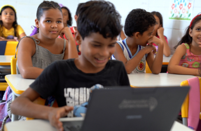 Com avanço acelerado na conectividade, Brasil supera marca de 100 mil escolas públicas com internet gratuita e de qualidade