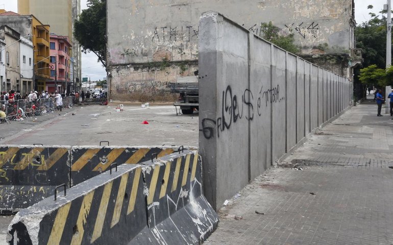 Prefeitura de São Paulo nega que muro confine pessoas na Cracolândia