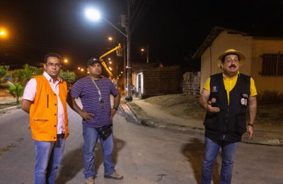 Prefeito de Rio Largo acompanha instalação de luminárias de LED no Conjunto Jarbas Oiticica 