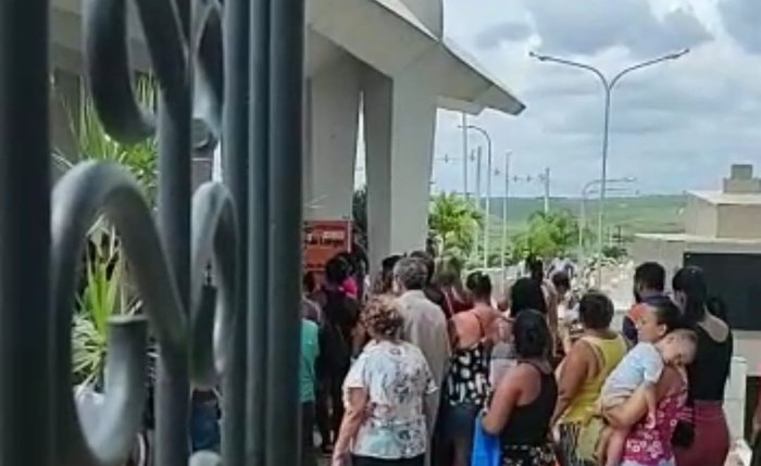 População de Rio Largo em fila no cemitério para fazer o recadastramento dos terrenos arrendados