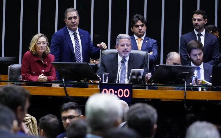 Arthur Lira sobe à tribuna da Câmara e faz defesa contundente da reforma tributária: 'Vamos à vitória!'