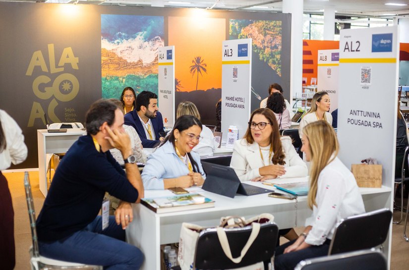 Alagoas aposta no turismo de luxo para ampliar conexões internacionais em feira em São Paulo