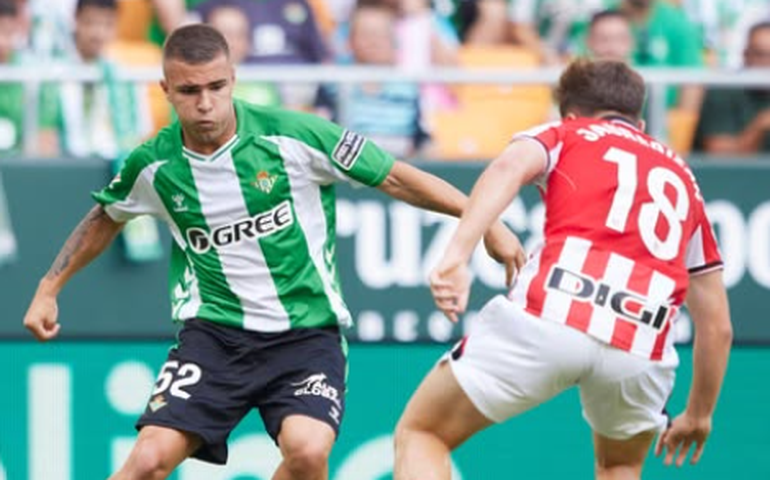 Betis encaminha acerto com Manchester United por contratação de Antony, diz jornal