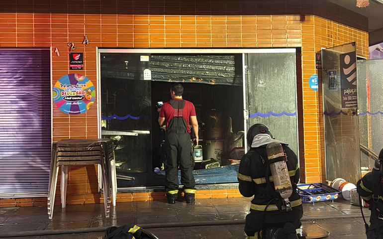 Bombeiros combatem incêndio em loja de produtos para piscinas na Jatiúca