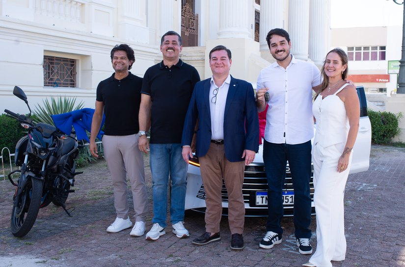 Associação Comercial entrega carro e moto aos ganhadores do Natal Premiado