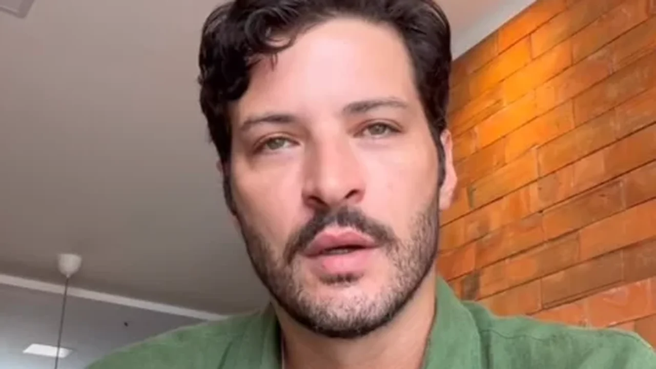 Ator de 'Três Graças' anuncia morte do pai e desabafa: 'Batalha dura e dolorosa'