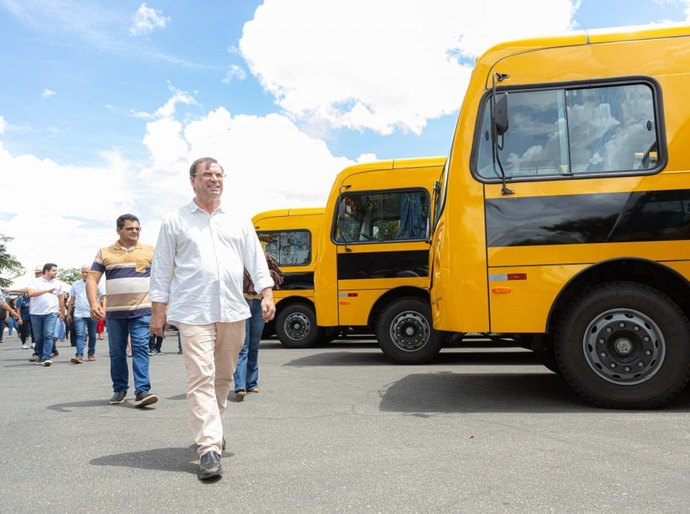 Prefeito Luciano entrega 15 novos ônibus e amplia acesso à educação nas comunidades mais afastadas de Arapiraca