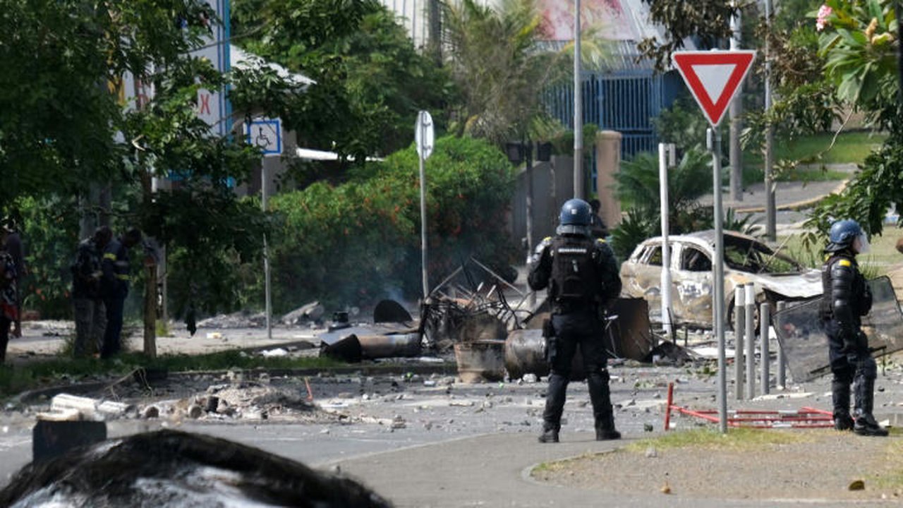 França envia reforços para a Nova Caledônia, recentemente atingida por protestos