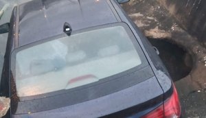 carro dentro de canal