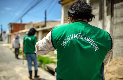 Meio Ambiente autua loja no Centro por descarte irregular na rede de drenagem