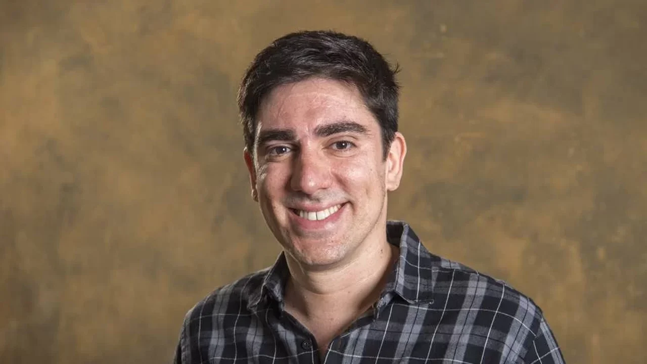 Marcelo Adnet relembra gravação de cena íntima em 'Jogada de risco': 'Não estava confortável, é libertador'
