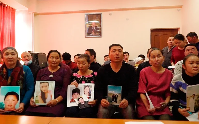 Cazaquistão condena 19 pessoas por protestarem contra a repressão na região de Xinjiang, na China.