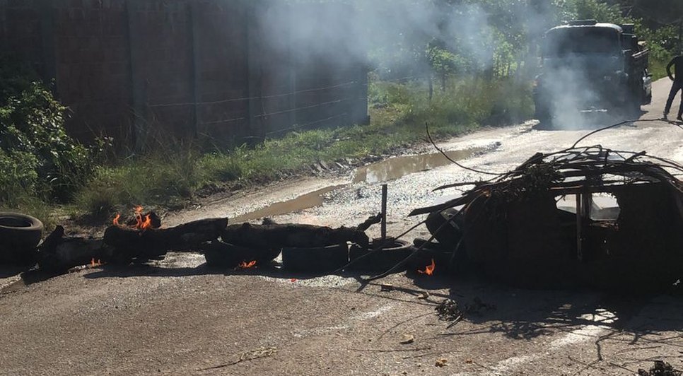 Manifestantes bloqueiam rodovia com pneus queimados em São Cristóvão