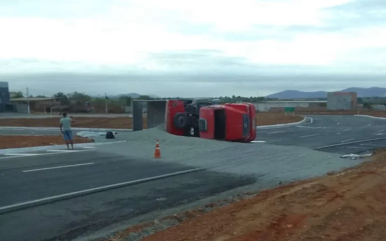 Caminhão-caçamba tomba na AL-115 e espalha carga em Palmeira dos Índios, na saída para Arapiraca