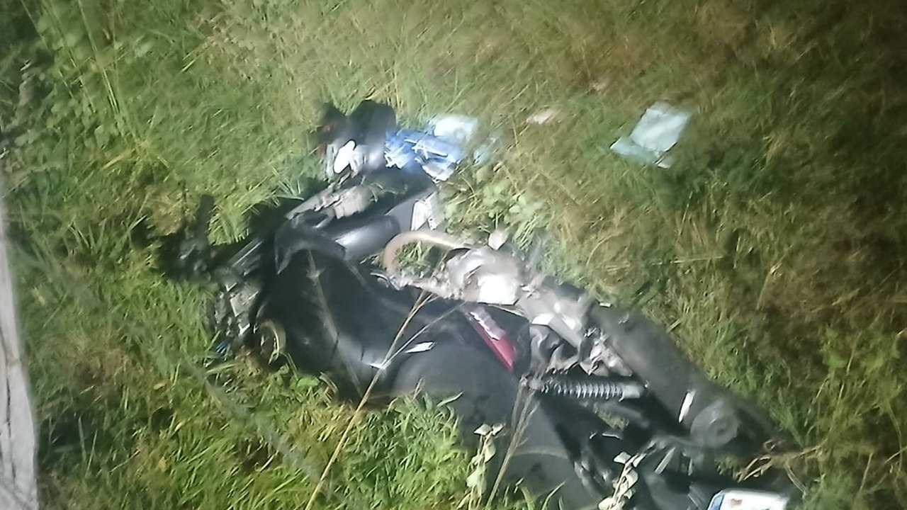 Moto sai da pista e cai em ribanceira; passageiro morre e condutor fica ferido em Girau do Ponciano