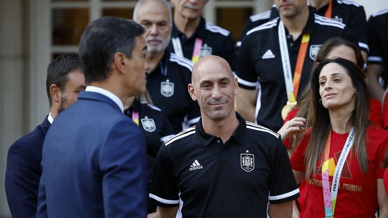 Técnicos das seleções espanholas masculina e feminina aplaudem discurso de Rubiales e são criticados