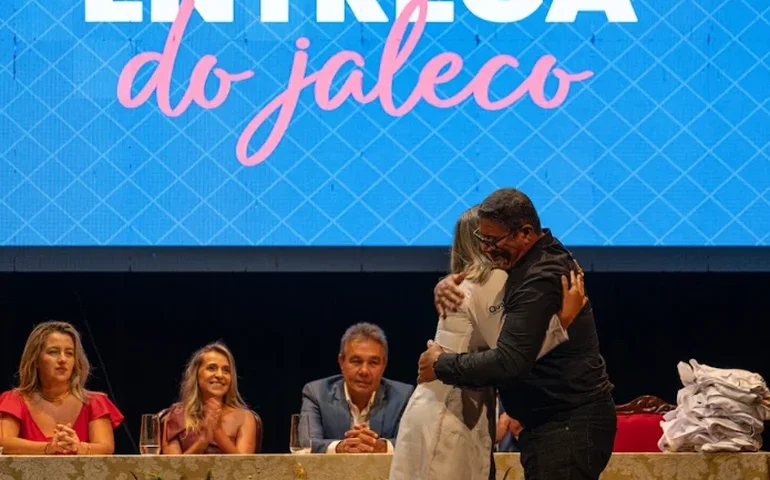 Em clima de emoção, entrega do jaleco marca início da jornada médica da segunda turma de Medicina da Qualin, em Penedo