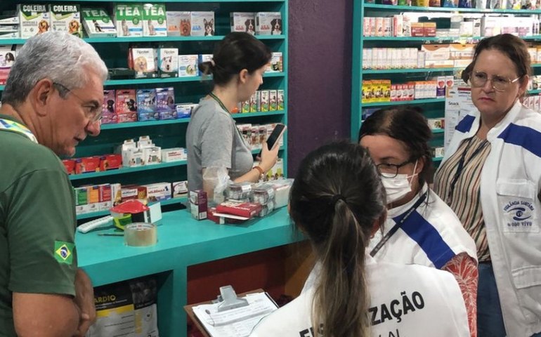 Vigilância Sanitária apreende 300 kg de produtos veterinários vencidos na parte alta da cidade