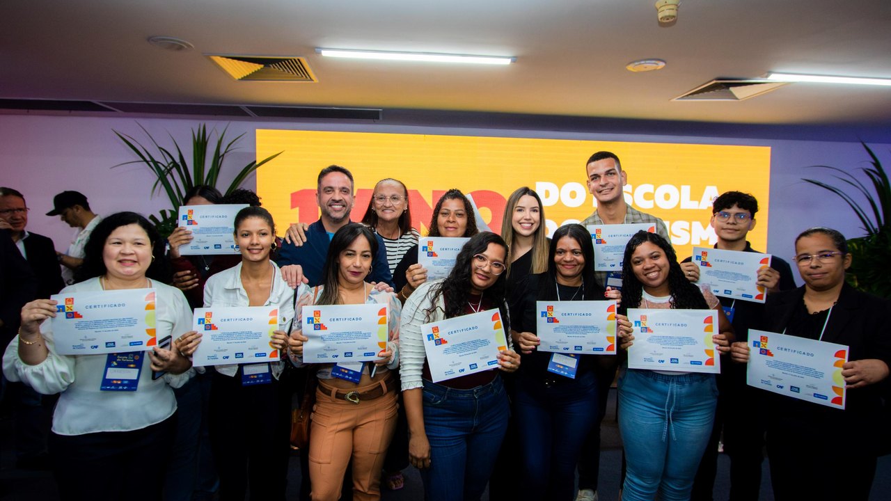 Governador comemora mais de 4.500 certificados entregues no primeiro ano da Escola de Turismo