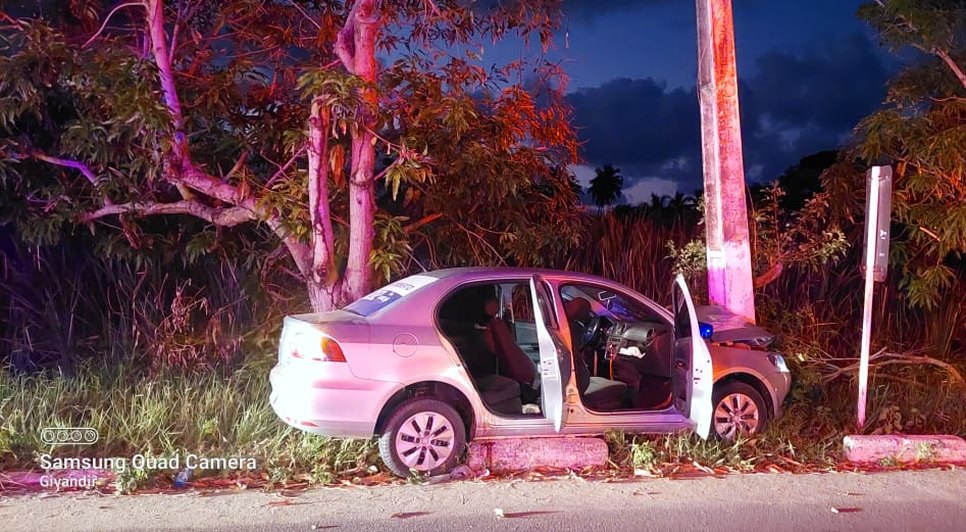 Carro bate em poste e deixa três pessoas feridas na Zona de Expansão de Aracaju / Foto: Foto: BPRv/SE