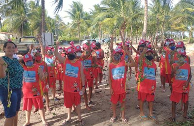 Crianças fazem replantio em área do Bandeira Azul em Porto de Pedras