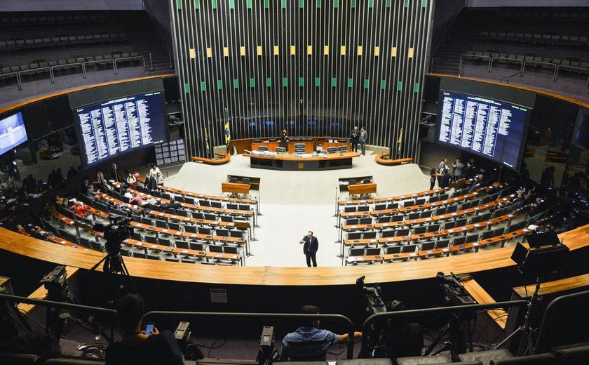 Deputados têm até hoje para trocar de partido sem perder mandato