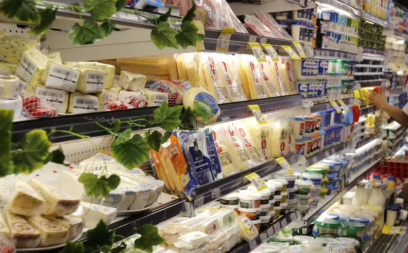 Preços do grupo Alimentação e Bebidas sobem pelo 8º mês seguido no IPCA-15