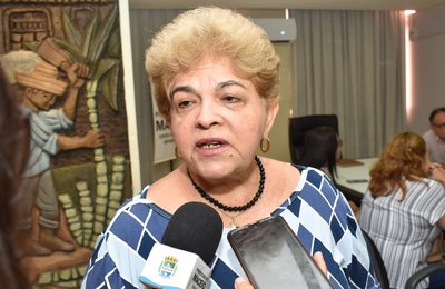Secretária lança projeto que vai levar aulas via rádio a alunos da rede pública de Maceió