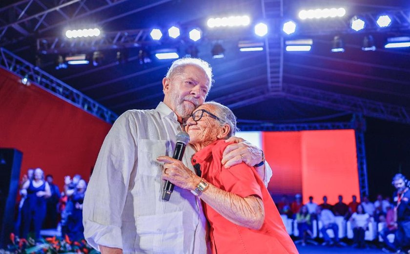 “Volta, Lula, o Brasil precisa”, pede Dona Buruca, sertaneja de Serra Talhada (PE)