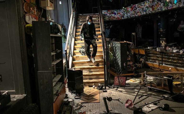 EUA: Em NY, Macy&#8217;s e outras lojas são invadidas em mais um dia de protestos