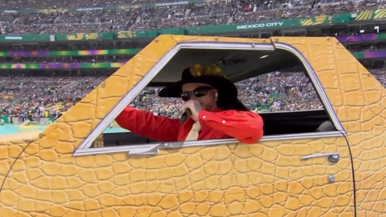 Cerimônia enxuta com astros do pop latino abre a Copa no México
