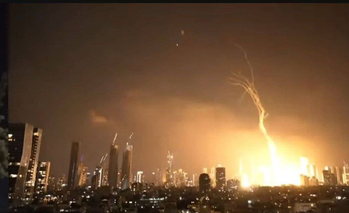 Vídeo mostra momento em que míssil balístico atinge centro de Tel Aviv