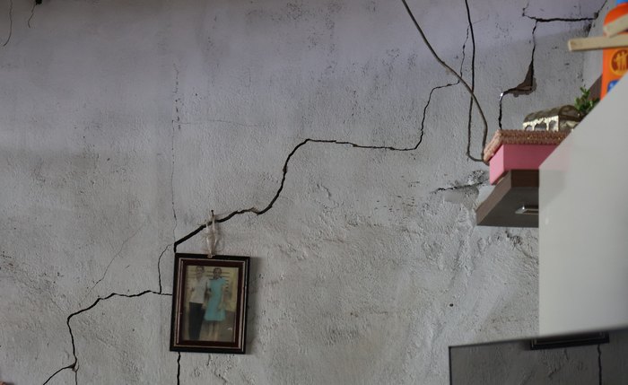 Sinais da tragédia ambiental que destruiu cinco bairros em Maceió em decorrência da mineração da Brasken