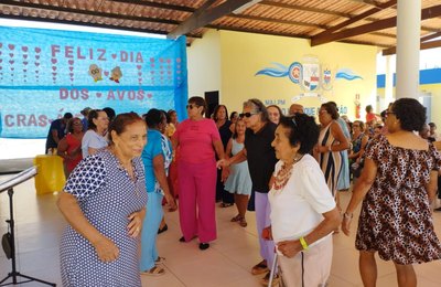 Idosas do Cras Área Lagunar recebem homenagem do Dia dos Avós