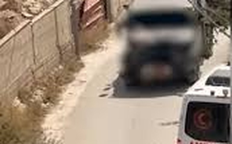 Palestino ferido é transportado amarrado a veículo ​​israelense na Cisjordânia; vídeo