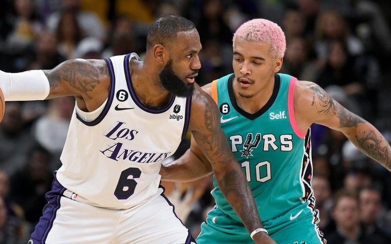 LeBron James retorna e Los Angeles Lakers derrota San Antonio Spurs na NBA