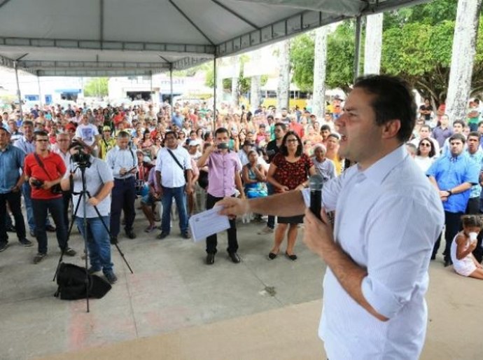 Renan Filho inicia melhorias no sistema de água de Capela