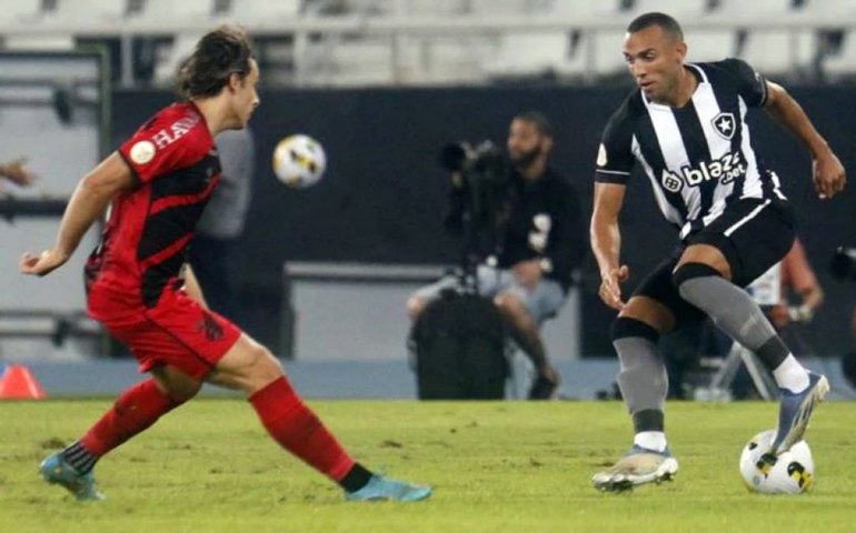 Botafogo encerra jejum de gols, derruba Athletico-PR e reage no Brasileirão