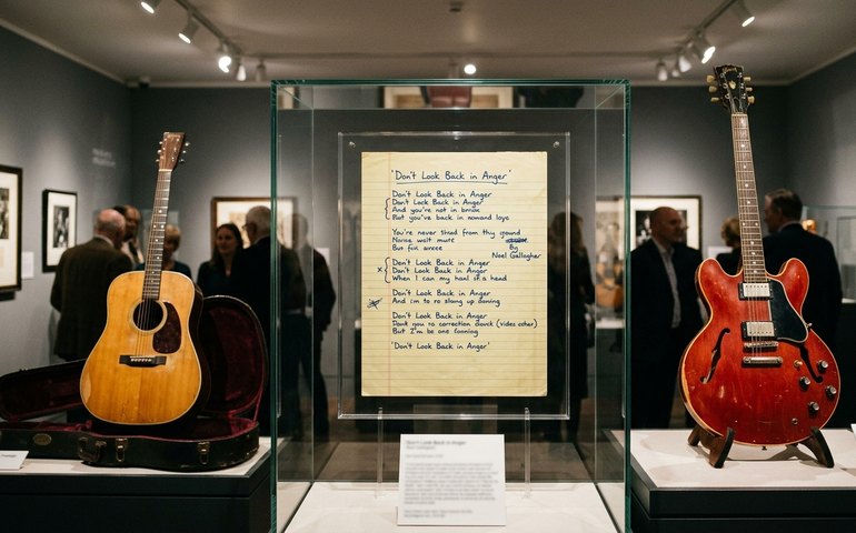 Manuscrito de 'Don’t Look Back in Anger' e instrumentos de Noel Gallagher e Elvis Presley vão a leilão