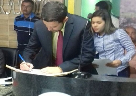 Justiça determina e vice assume cargo de prefeito em Maribondo