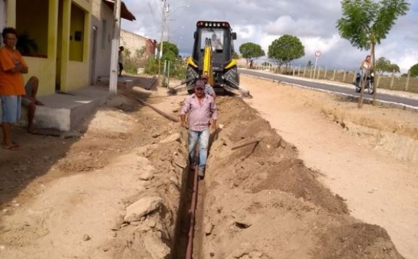 Casal beneficia 171 famílias com rede de distribuição em Monteirópolis