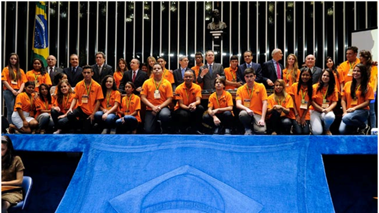 Renan dá posse a jovens senadores