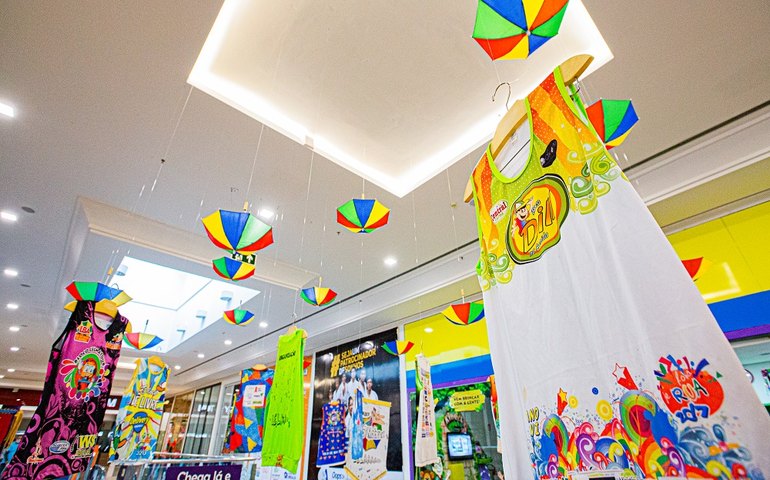 Exposição resgata história do folia de rua no shopping de Arapiraca