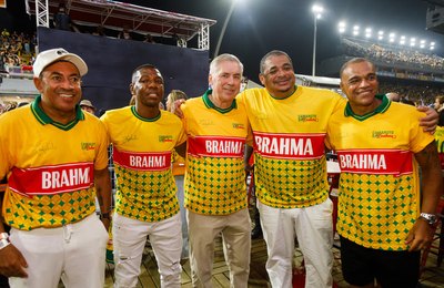 Ancelotti celebra o Carnaval de São Paulo e se encontra com ídolos da Seleção Brasileira no Camarote Bar Brahma
