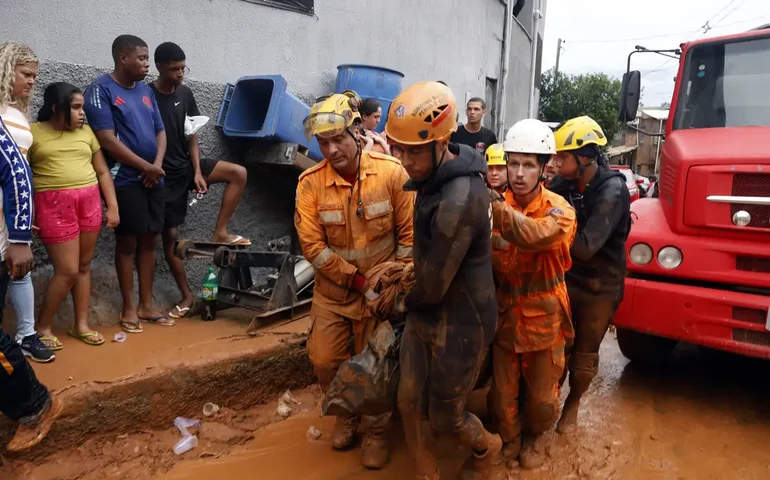 Soterrado, homem sobrevive com ajuda de amigo em Juiz de Fora