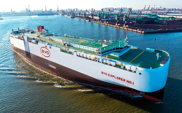 China lança primeiro navio do mundo para transporte de veículos bicombustível