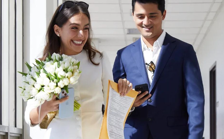 Carolina Ferraz compartilha fotos de casamento da filha em Malibu