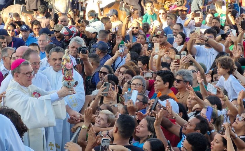 De portas abertas para a fé, arapiraquenses celebraram em comunhão chegada de Nossa Senhora do Bom Conselho